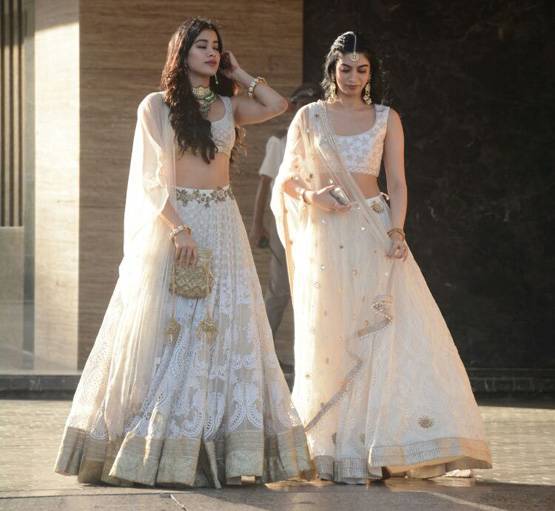 PHOTOS: सोनम के संगीत में लहंगे में पहुंचीं बहनें, ऐसी आईं नजर