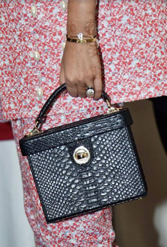 हाथ में मंगलसूत्र पहनने पर सोनम ट्रोल, बताया सभ्यता का अपमान