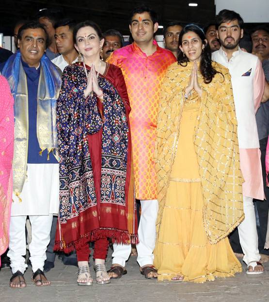 बेटे-होने वाली बहू संग बद्रीनाथ पहुंचे मुकेश अंबानी, PHOTOS
