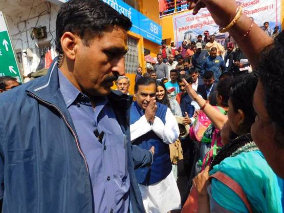 बेटे-होने वाली बहू संग बद्रीनाथ पहुंचे मुकेश अंबानी, PHOTOS