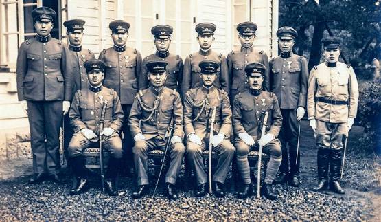 शरीर का इस्तेमाल करें लड़कियां, अजीब सलाह पर फंसी लव गुरु