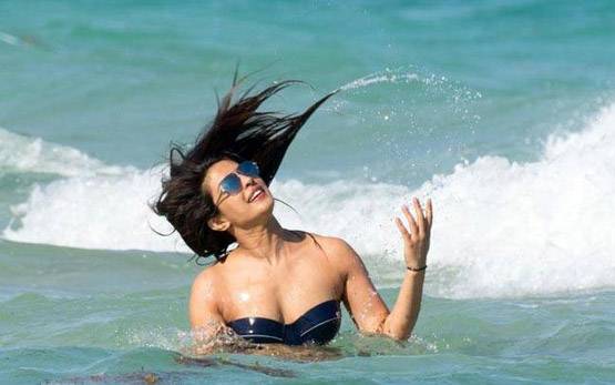 बीच बेड पर मोनॉकनी में प्रियंका, 1 घंटे में 2 लाख से ज्यादा लाइक्स