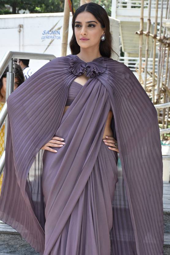 साड़ी संग केप पहनकर संजू के ट्रेलर लॉन्च पर पहुंची सोनम, PHOTOS