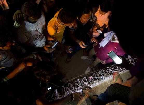 25 PHOTOS में देखें, कितना भयावह था वाराणसी पुल हादसा, 15 मौतें