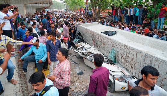 25 PHOTOS में देखें, कितना भयावह था वाराणसी पुल हादसा, 15 मौतें