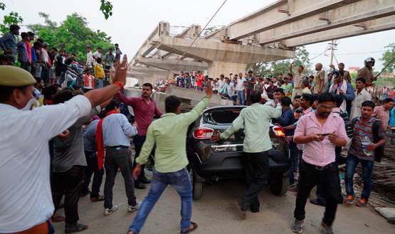 25 PHOTOS में देखें, कितना भयावह था वाराणसी पुल हादसा, 15 मौतें