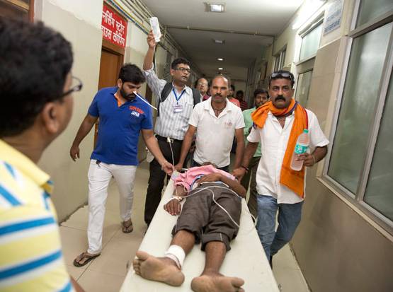 25 PHOTOS में देखें, कितना भयावह था वाराणसी पुल हादसा, 15 मौतें