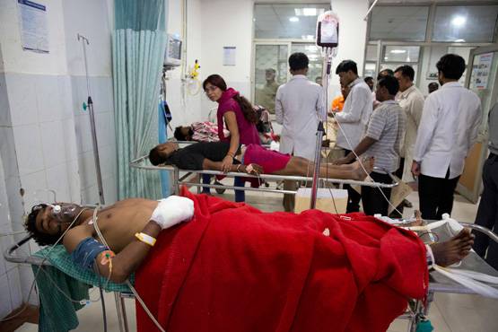 25 PHOTOS में देखें, कितना भयावह था वाराणसी पुल हादसा, 15 मौतें