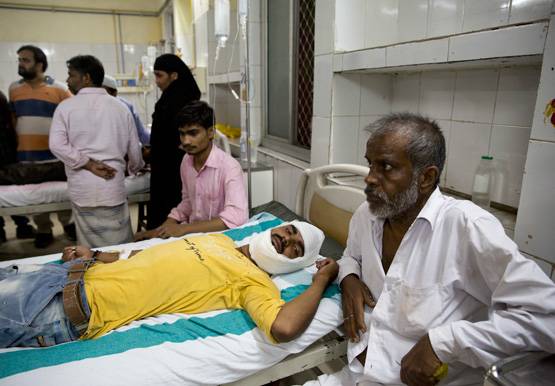 25 PHOTOS में देखें, कितना भयावह था वाराणसी पुल हादसा, 15 मौतें