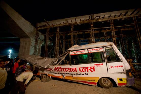 25 PHOTOS में देखें, कितना भयावह था वाराणसी पुल हादसा, 15 मौतें