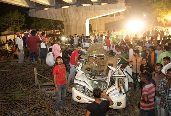 25 PHOTOS में देखें, कितना भयावह था वाराणसी पुल हादसा, 15 मौतें