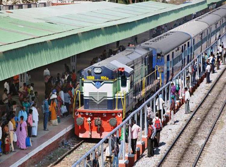 सपना देखा और भूकंप-भूकंप चिल्लाने लगा, स्टेशन पर मची भगदड़