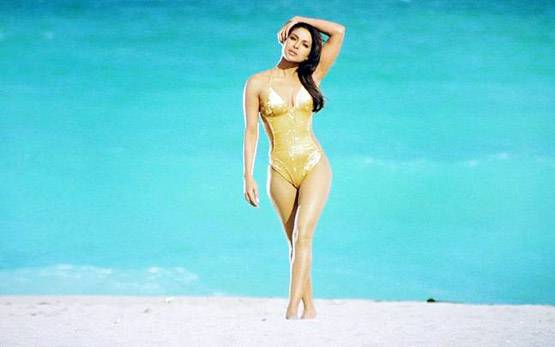 बीच बेड पर मोनॉकनी में प्रियंका, 1 घंटे में 2 लाख से ज्यादा लाइक्स