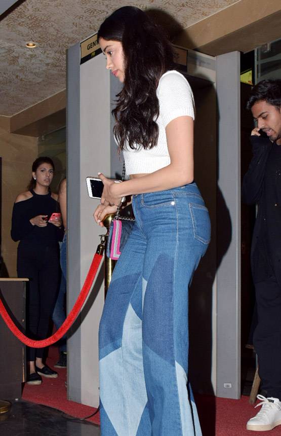 पति आनंद के साथ वीरे दी वेड‍िंग की स्पेशल स्क्रीन‍िंग में पहुंची सोनम