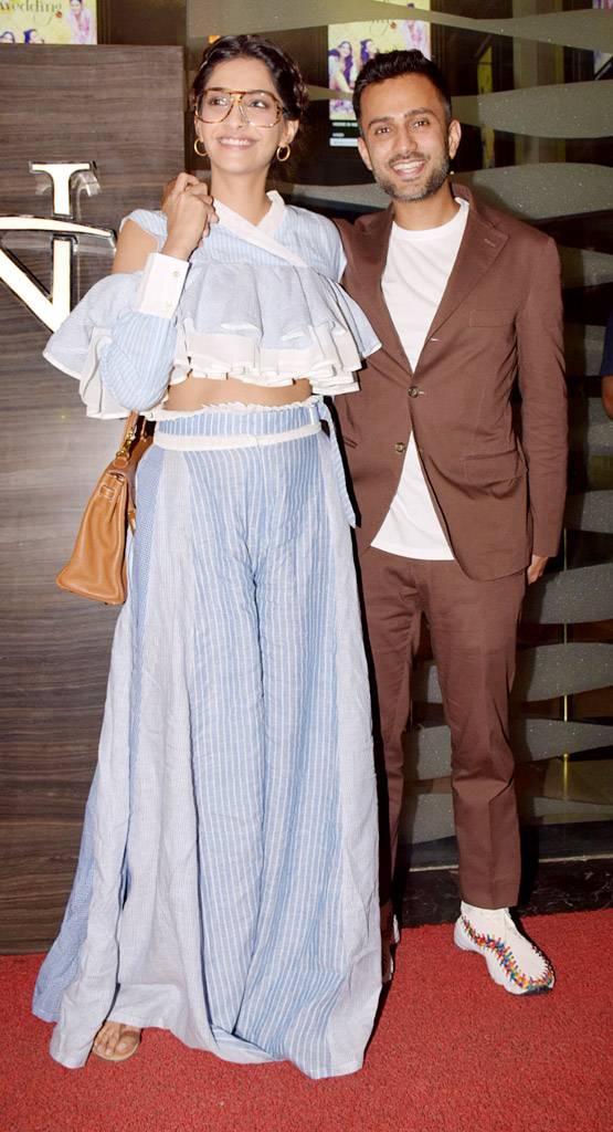 पति आनंद के साथ वीरे दी वेड‍िंग की स्पेशल स्क्रीन‍िंग में पहुंची सोनम