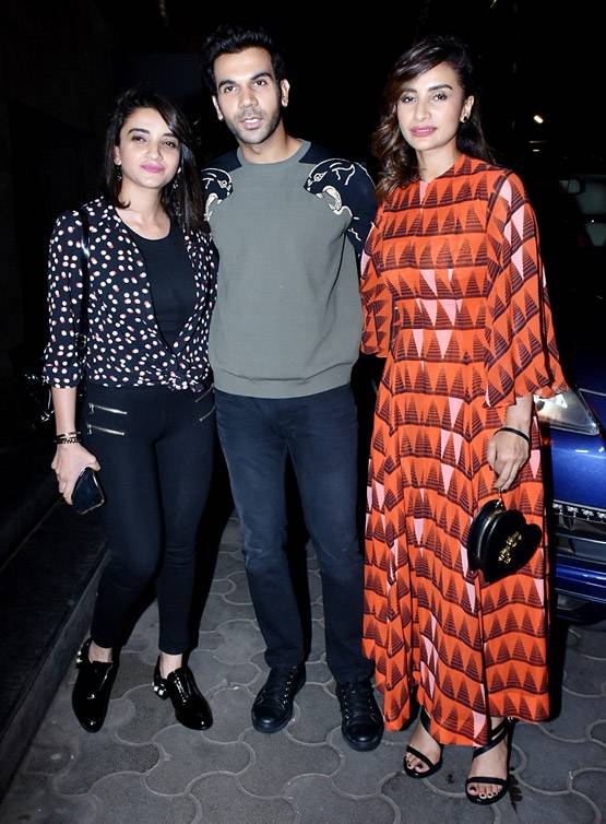 पति आनंद के साथ वीरे दी वेड‍िंग की स्पेशल स्क्रीन‍िंग में पहुंची सोनम