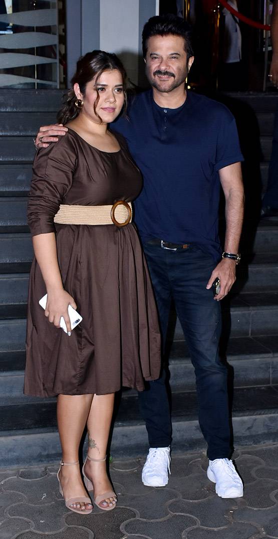 पति आनंद के साथ वीरे दी वेड‍िंग की स्पेशल स्क्रीन‍िंग में पहुंची सोनम