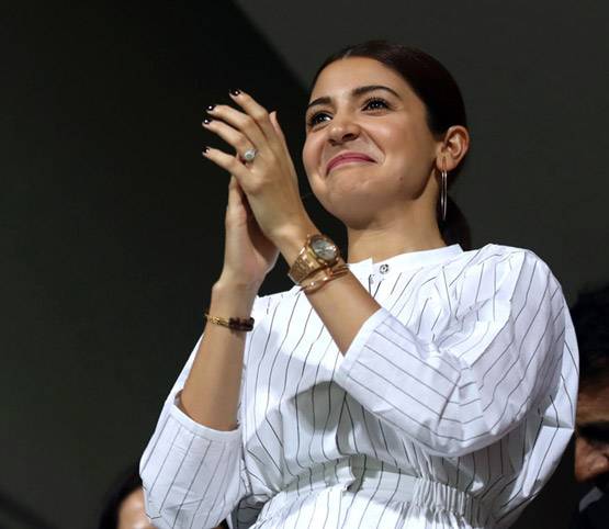 कोहली के रोमांटिक गिफ्ट पर अनुष्‍का ने KISS कर कहा 'थैंक्‍यू लव'