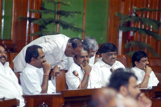 एचडी कुमारस्वामी: कभी 40, कभी 150 करोड़ घूस लेने के लगे आरोप