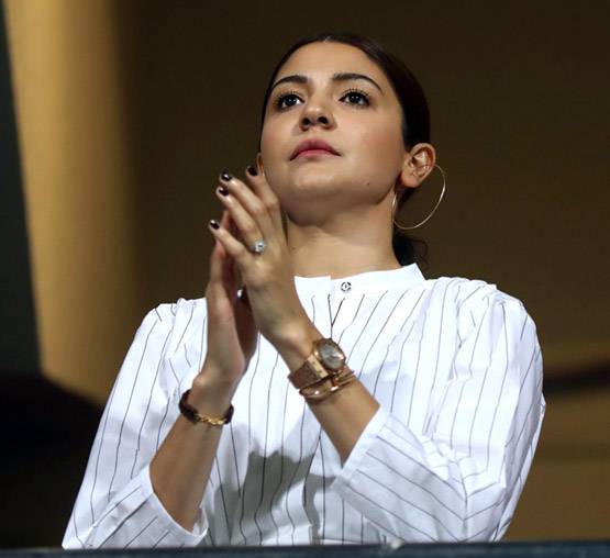 कोहली के रोमांटिक गिफ्ट पर अनुष्‍का ने KISS कर कहा 'थैंक्‍यू लव'