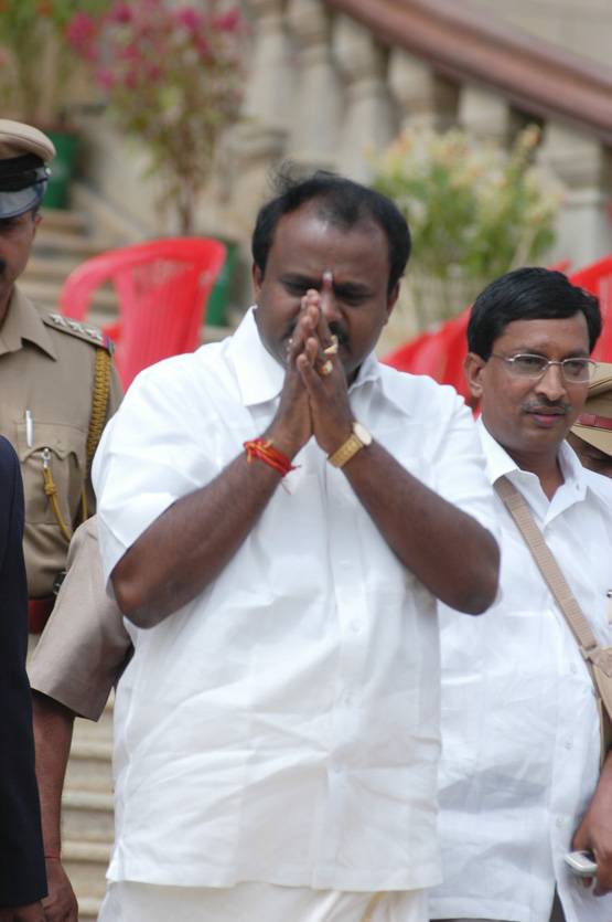 एचडी कुमारस्वामी: कभी 40, कभी 150 करोड़ घूस लेने के लगे आरोप