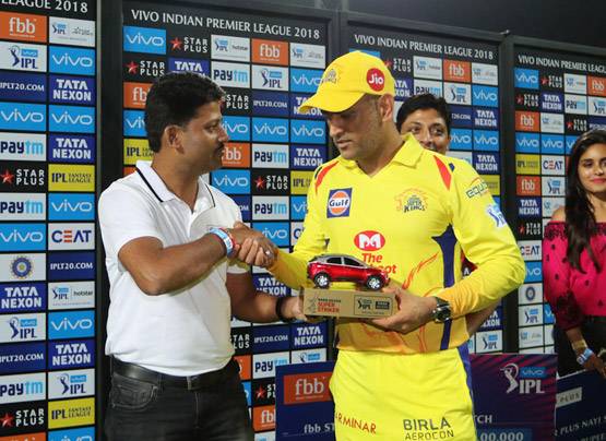 IPL: धोनी ने मारा दूसरा सबसे लंबा छक्‍का, ये बल्‍लेबाज है आगे