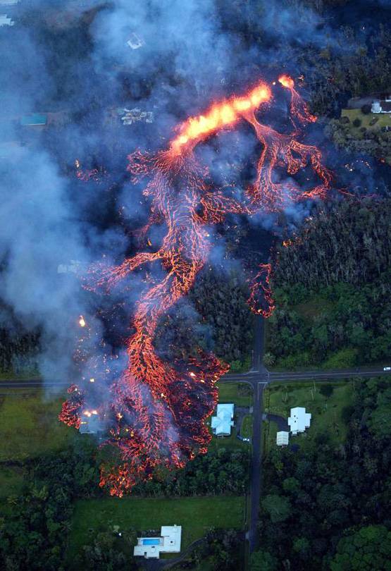 हवाई में ज्‍वालामुखी से तबाही, लेकिन अजीब हैं यहां की मान्यताएं