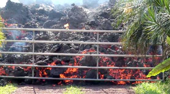 हवाई में ज्‍वालामुखी से तबाही, लेकिन अजीब हैं यहां की मान्यताएं