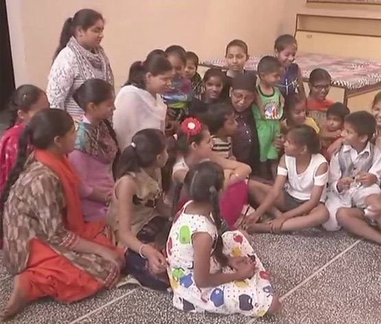 मदर्स डे: खून के रिश्‍ते से बढ़कर है इन दो 'मां' की कहानी