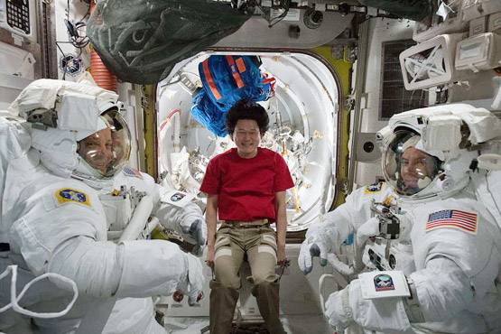 स्‍पेस में सेल्‍फी: देखें अंतरिक्ष से धरती की ली गई खूबसूरत PHOTO