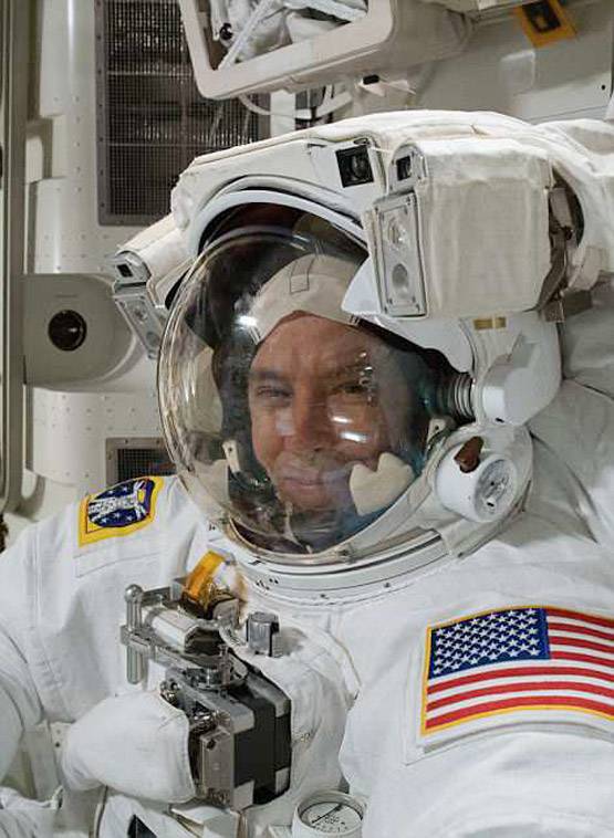 स्‍पेस में सेल्‍फी: देखें अंतरिक्ष से धरती की ली गई खूबसूरत PHOTO