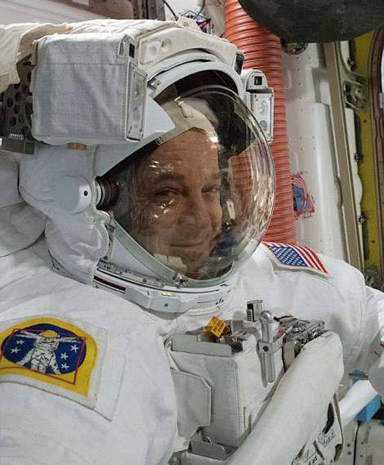 स्‍पेस में सेल्‍फी: देखें अंतरिक्ष से धरती की ली गई खूबसूरत PHOTO