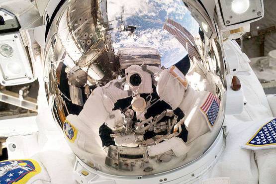 स्‍पेस में सेल्‍फी: देखें अंतरिक्ष से धरती की ली गई खूबसूरत PHOTO