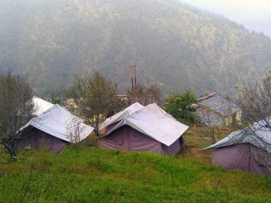 खंडहरों को बना रहे 'पहाड़ी हाउस', पलायन रोक ऐसे कर रहे कमाई