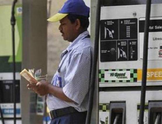 दिल्ली में 77 का मिल रहा पेट्रोल मुंबई में 85 का क्यों? जानें वजह