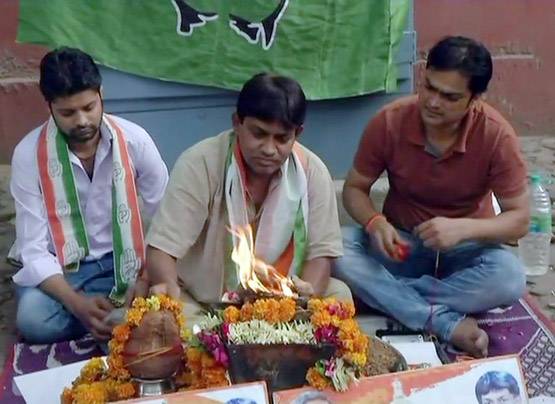 Karnataka Result: कांग्रेस का हवन, बीजेपी की पूजा, देखें PHOTOS