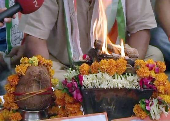 Karnataka Result: कांग्रेस का हवन, बीजेपी की पूजा, देखें PHOTOS