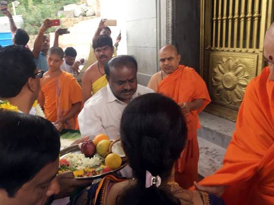 Karnataka Result: कांग्रेस का हवन, बीजेपी की पूजा, देखें PHOTOS