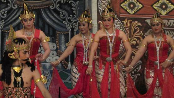 सबसे बड़ी मुस्लिम आबादी वाले देश में हिंदू धर्म का बोलबाला कैसे?