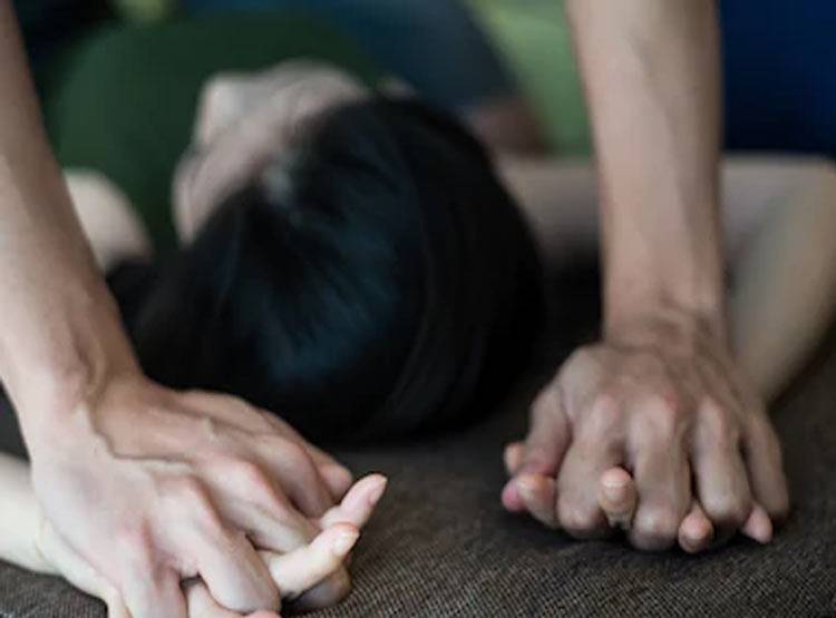 महिला टीचर ट्यूशन के बहाने बुलाती थी घर, छात्र से बनाती थी संबंध