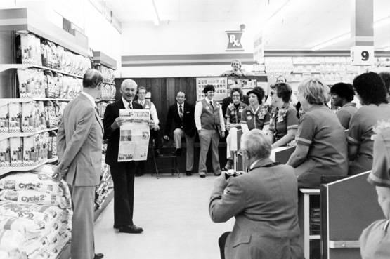 एक सेल्समैन ने शुरू किया था वॉलमार्ट, ऐसे बनी अरबों की कंपनी