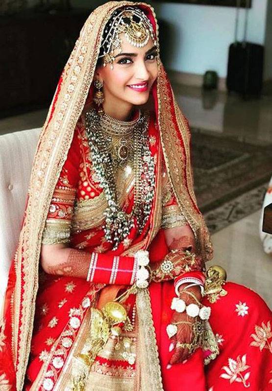दुल्हन के लिबास में सोनम, क्या फोटो में इस चीज पर गौर किया आपने?