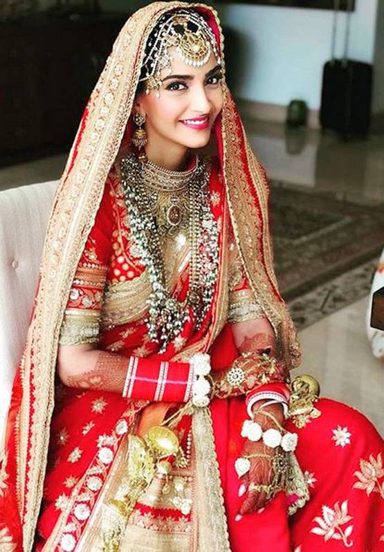 पहली फोटो: दुल्हन के लिबास में सोनम कपूर, कुछ ही सेकंड में वायरल