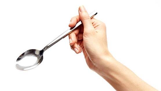 यहां अंडरगारमेंट में चम्मच छुपा रहीं लड़कियां, ये है वजह