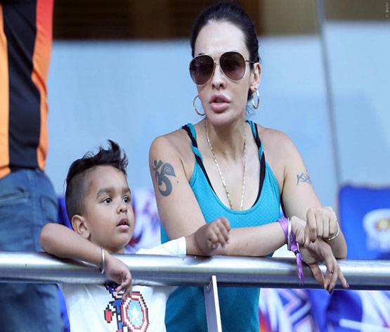 मदर्स डे: साक्षी की टू कॉपी है जीवा, IPL में छाईं ये माएं, PHOTOS