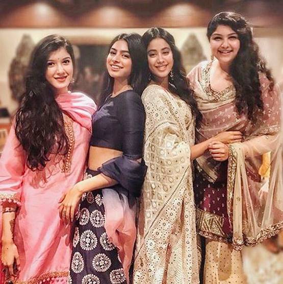 मेहंदी पर दिखा सोनम का कूल अंदाज, डिजाइनर लहंगे संग पहने वाइट स्लीपर