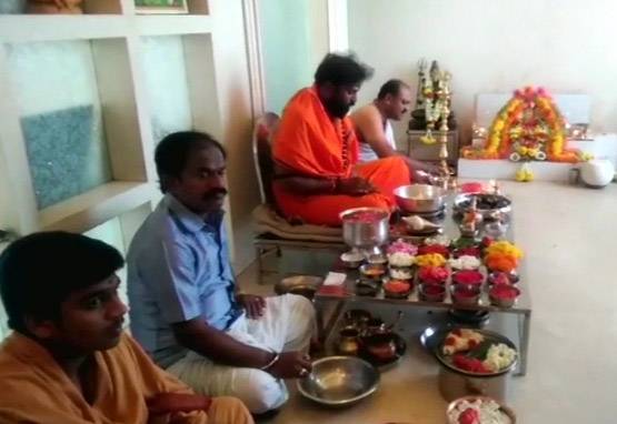 Karnataka Result: कांग्रेस का हवन, बीजेपी की पूजा, देखें PHOTOS