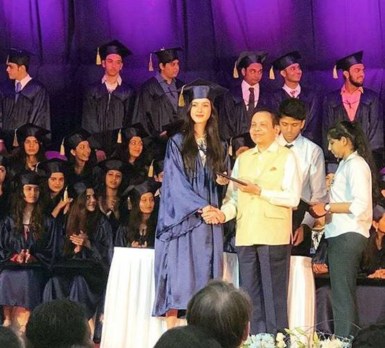 ग्रेजुएट हुई संजय कपूर की बेटी, फैमिली संग ऐसे किया सेलिब्रेट