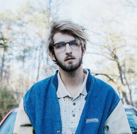 जानें, पुरुषों में किन चीजों पर गौर करती हैं लड़कियां