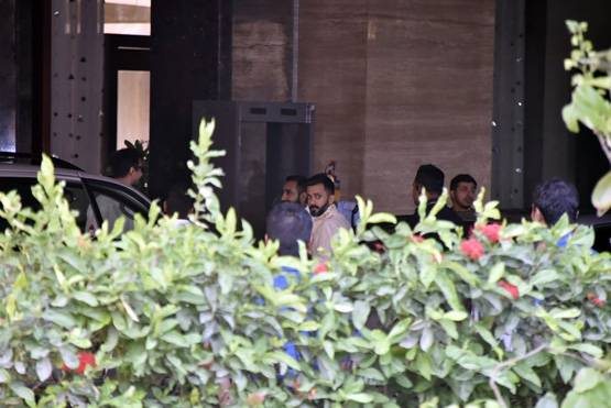 वाइट और गोल्डन लहंगे में सोनम हुईं संगीत के लिए  तैयार,देखें लुक